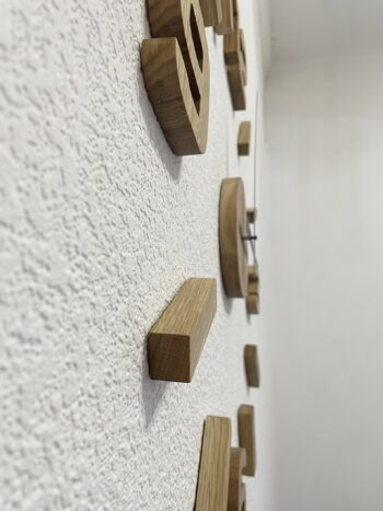 Alternative view of Horloge murale minimaliste cache mécanisme et chiffres en bois