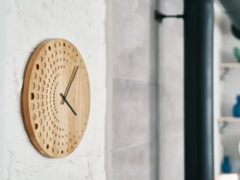 Horloge murale en bois design nuages de points – Image 3