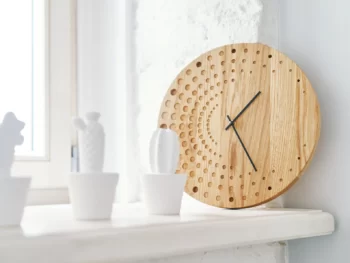 Alternative view of Horloge murale en bois design nuages de points