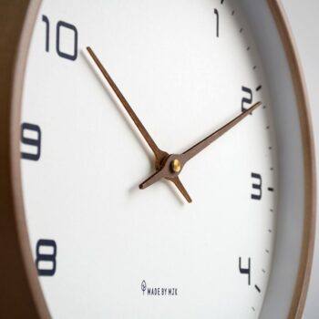 Horloge Murale Minimaliste en bois avec Aiguilles Dorées – Modèle MJK – Image 3