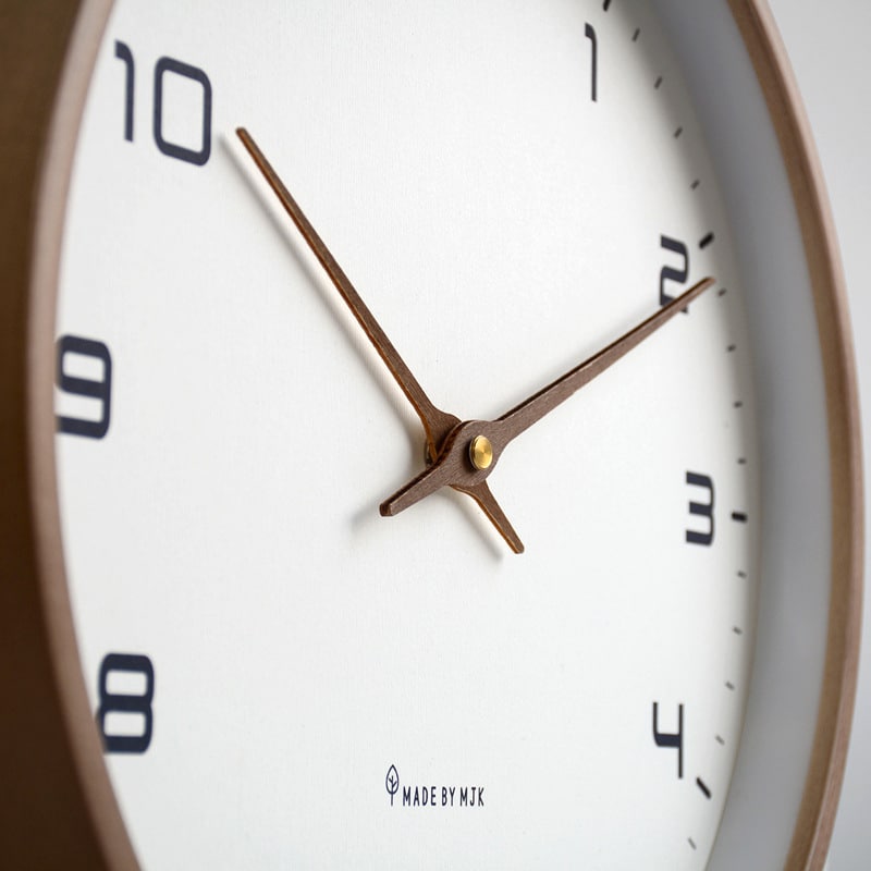 Horloge Murale Minimaliste en bois avec Aiguilles Dorées – Modèle MJK – Image 3