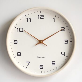 Horloge Murale Minimaliste en bois avec Aiguilles Dorées – Modèle MJK