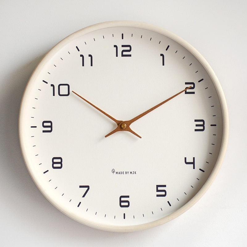 Horloge Murale Minimaliste en bois avec Aiguilles Dorées – Modèle MJK