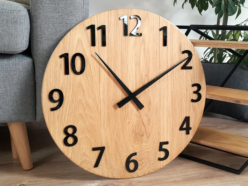 Grande Horloge Murale en Bois de Chêne – Chiffres Noirs en Relief – Silencieuse – Design Moderne – Image 4