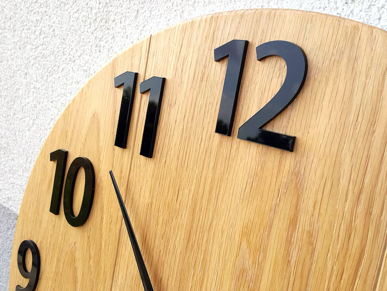 Grande Horloge Murale en Bois de Chêne – Chiffres Noirs en Relief – Silencieuse – Design Moderne – Image 3
