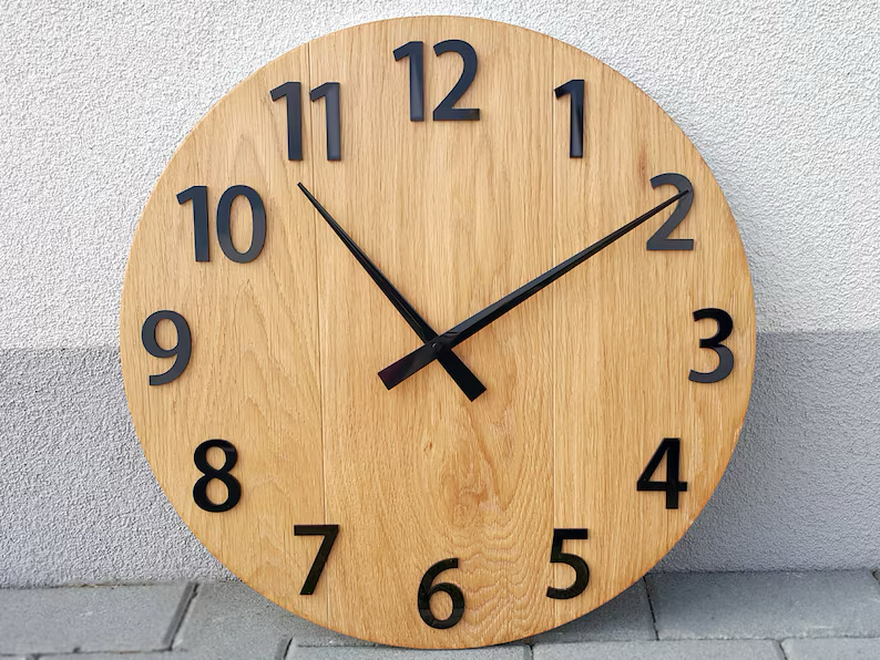 Grande Horloge Murale en Bois de Chêne – Chiffres Noirs en Relief – Silencieuse – Design Moderne – Image 2