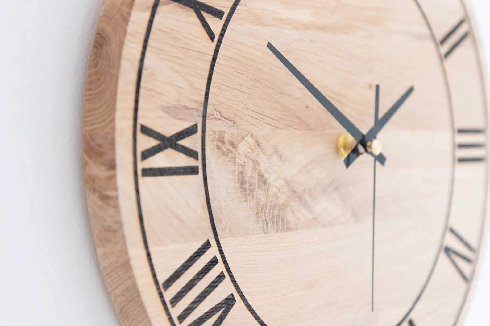 Horloge Murale en Bois avec Chiffres Romains – Silencieuse & Artisanale – Chêne Massif – Image 4