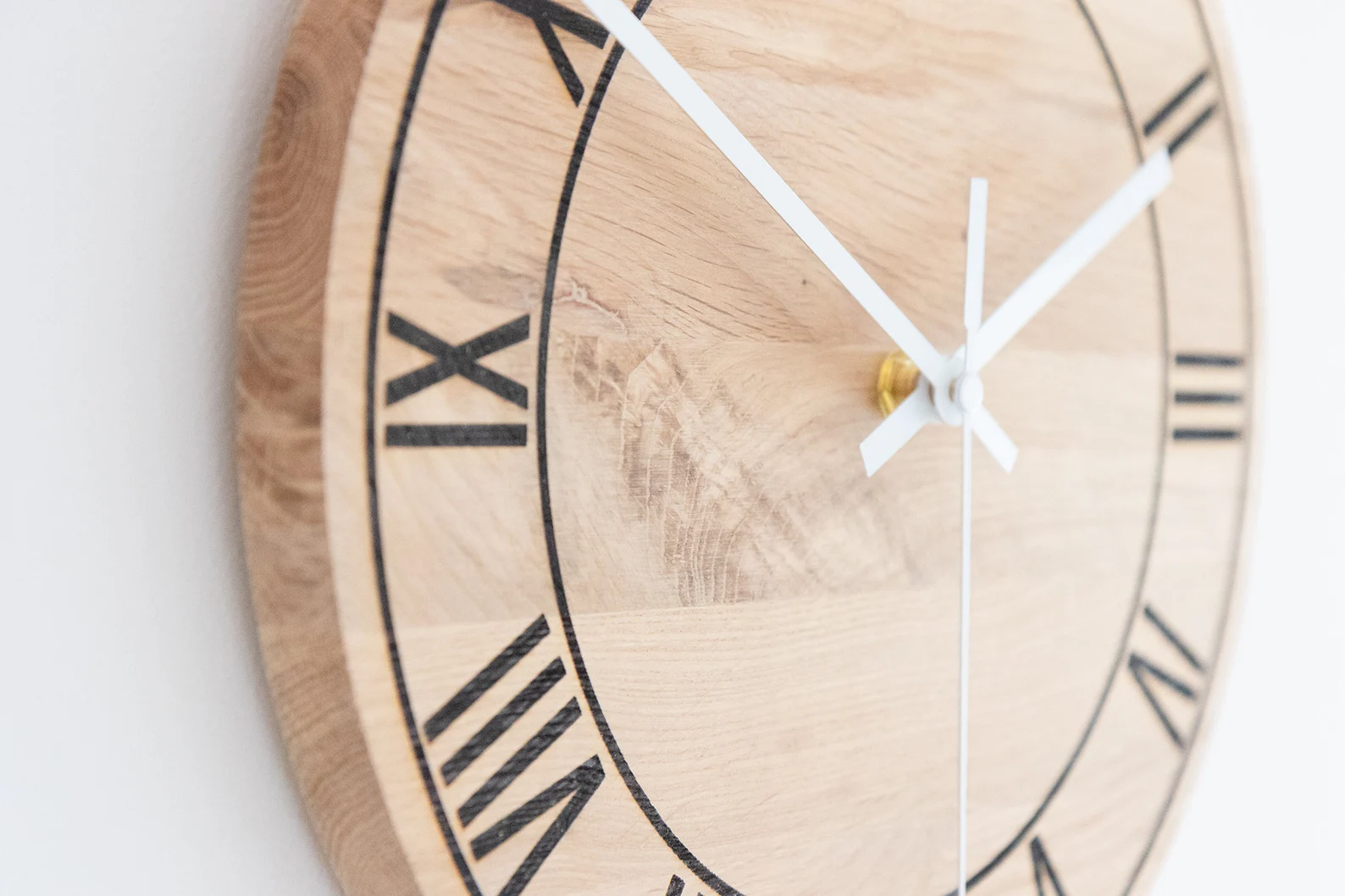 Horloge Murale en Bois avec Chiffres Romains – Silencieuse & Artisanale – Chêne Massif – Image 3